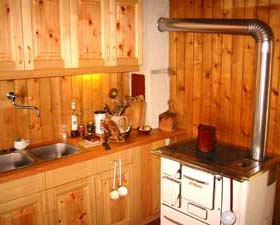 Küche aus Kiefernholz, Holzherd